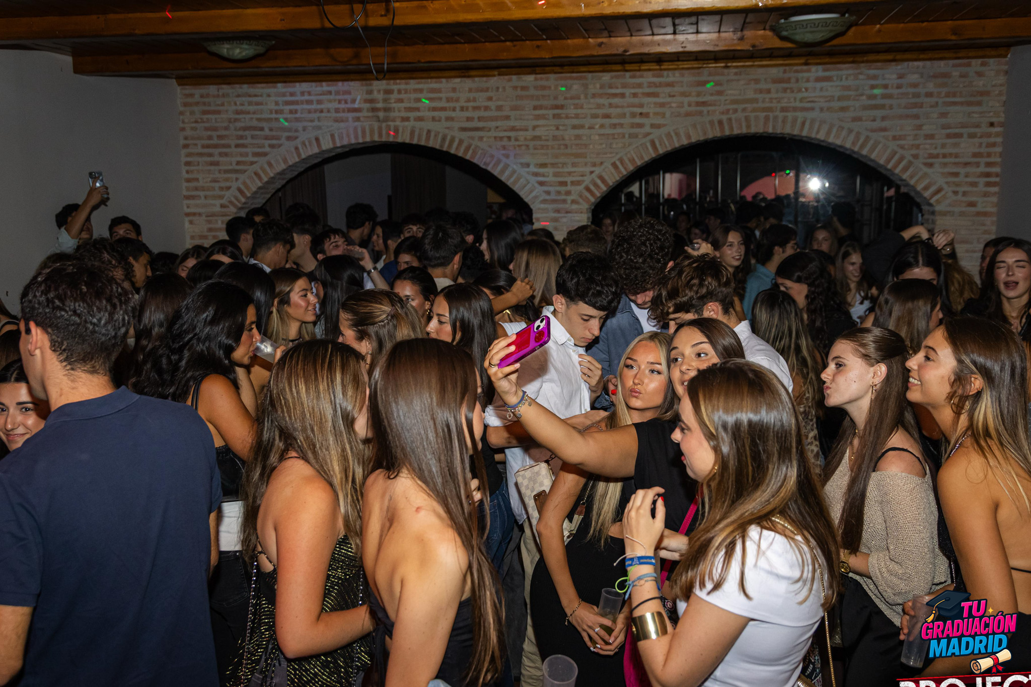 Fiesta de graduación con barra libre y DJ